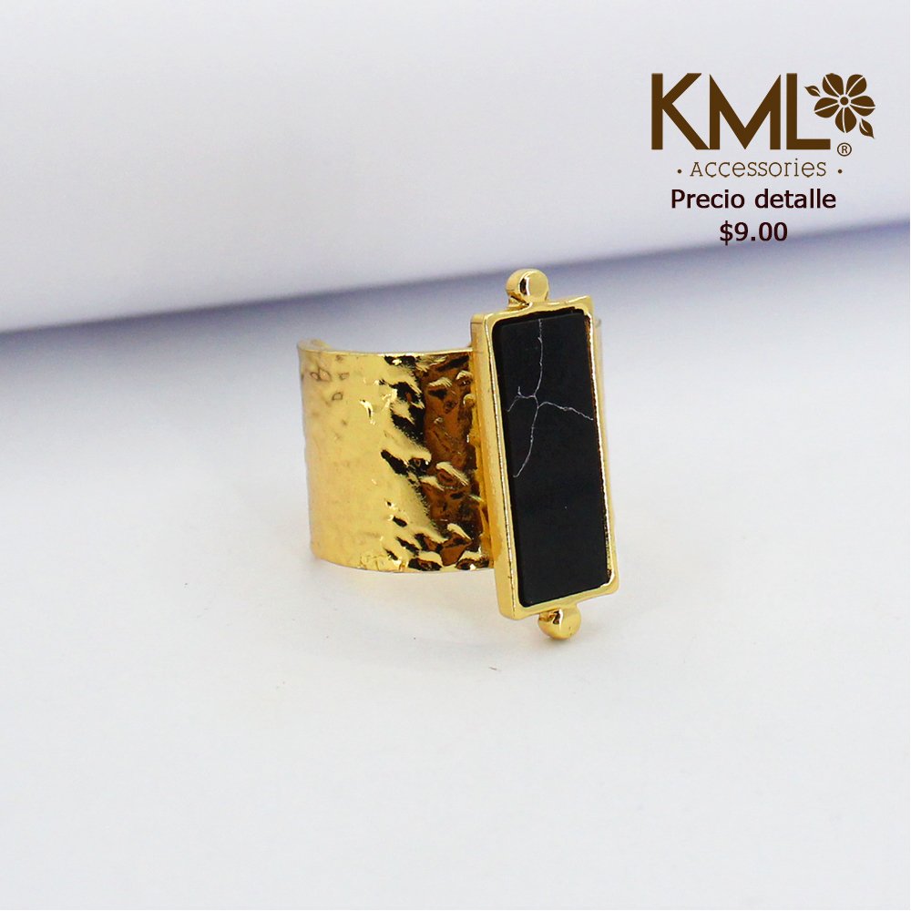 ANILLO DORADO DETALLE NEGRO