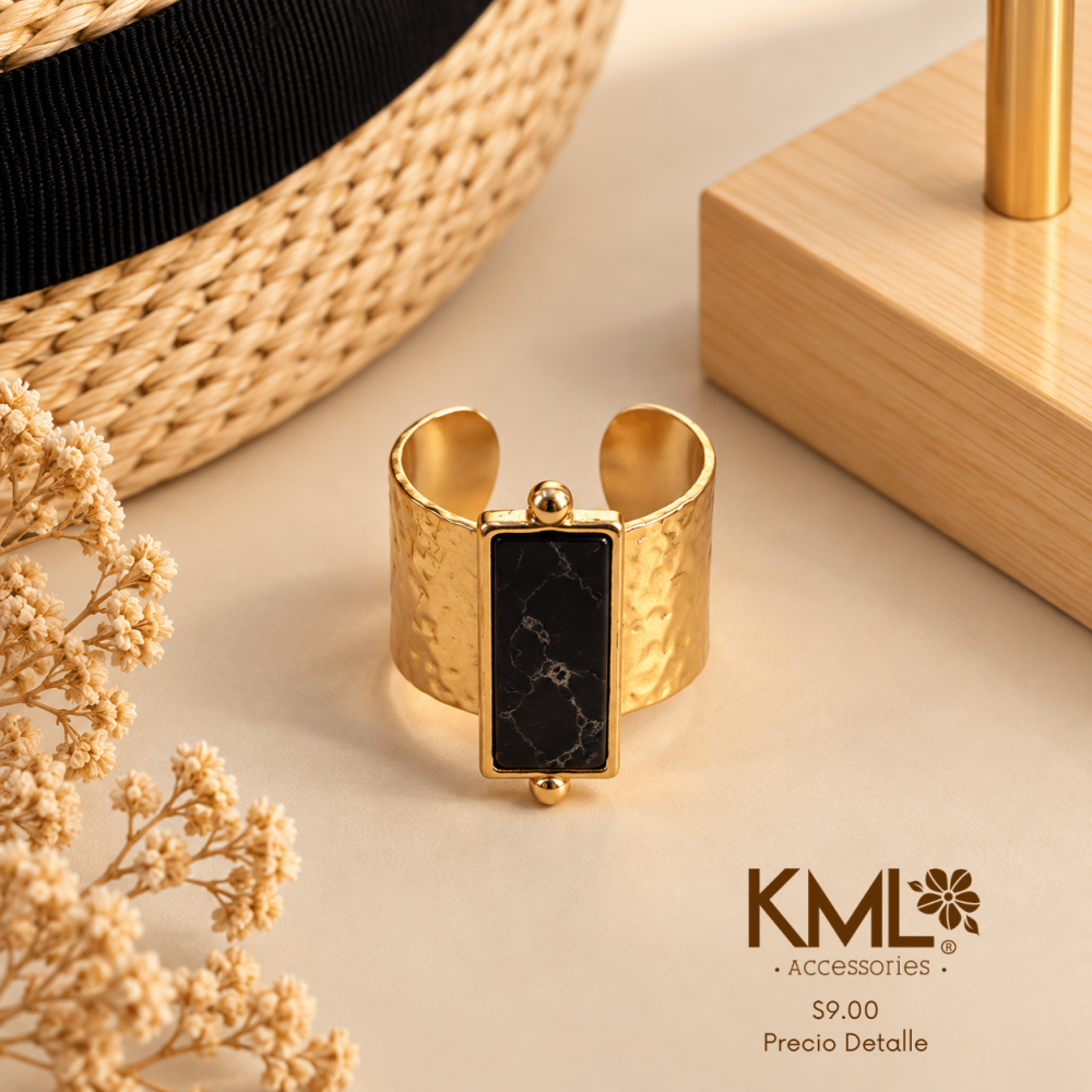 ANILLO DORADO DETALLE NEGRO