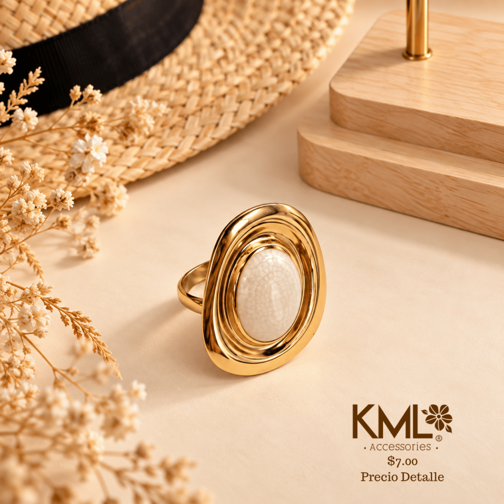 ANILLO DORADO OVALO PIEDRA BLANCA